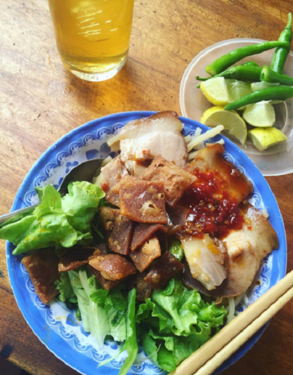 Ẩm thực đất Hội cũng là điều khiến người ta thích thú với nơi này. Có dịp đến Hội An chắc chắn sẽ không ai bỏ qua cái thú thưởng thức một tô cao lầu bên bờ sông Hoài thơ mộng. Ngoài ra, nếu lạc vào khu ẩm thực của ngôi chợ truyền thống, du khách sẽ chẳng thể cưỡng lại được sức hút của những món ăn dân dã nhưng không hề kém phần thơm ngon. Ẩm thực đất Hội cũng là điều khiến người ta thích thú với nơi này. Có dịp đến Hội An chắc chắn sẽ không ai bỏ qua cái thú thưởng thức một tô cao lầu bên bờ sông Hoài thơ mộng. Ngoài ra, nếu lạc vào khu ẩm thực của ngôi chợ truyền thống, du khách sẽ chẳng thể cưỡng lại được sức hút của những món ăn dân dã nhưng không hề kém phần thơm ngon.